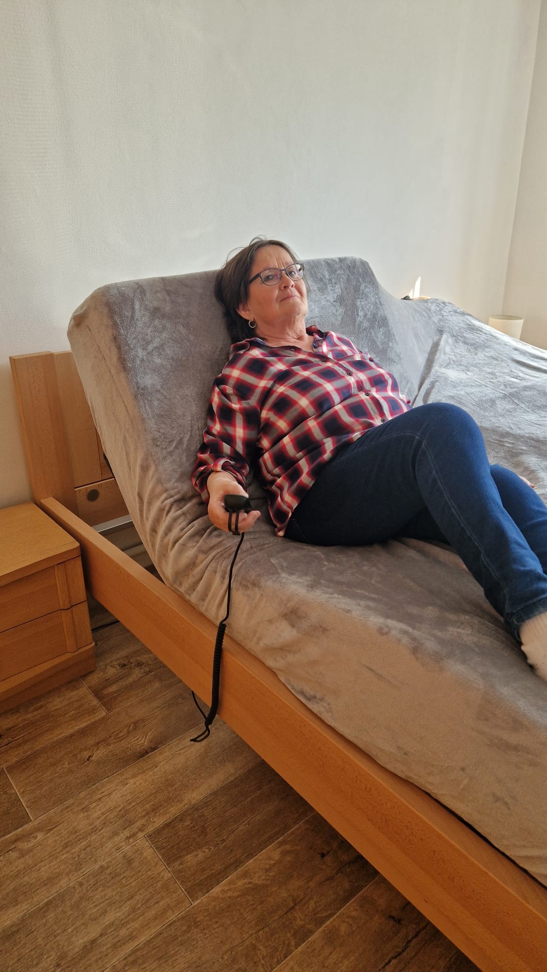 Polohování do sedu Detail zvednutého motorového roštu SILVERTON